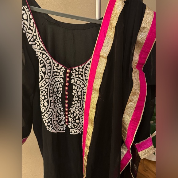 Pure georgette kurta with Pink and Gold Trim &soft net dupatta - Picture 5 of 13